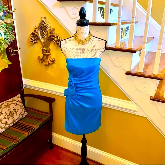 Romeo & Juliet Couture Dresses & Skirts - Romeo & Juliet Couture turquoise crepe stretch strapless dress